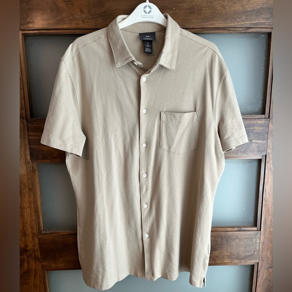 NWOT H&M Men’s Muscle Fit Short Sleeve Button Down Shirt Beige Tan Size L